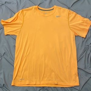 Men’s Nike drifit workout shirt